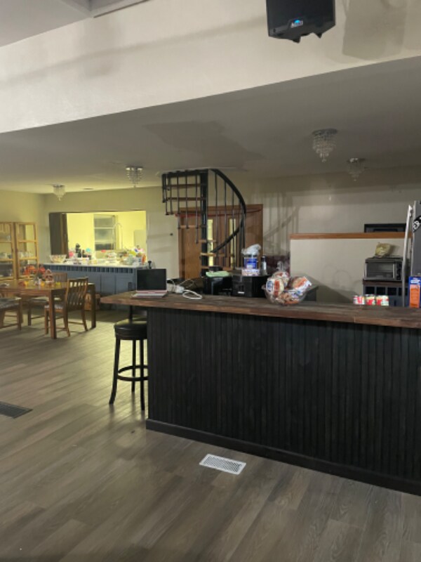 Building Photo - 920 w350
