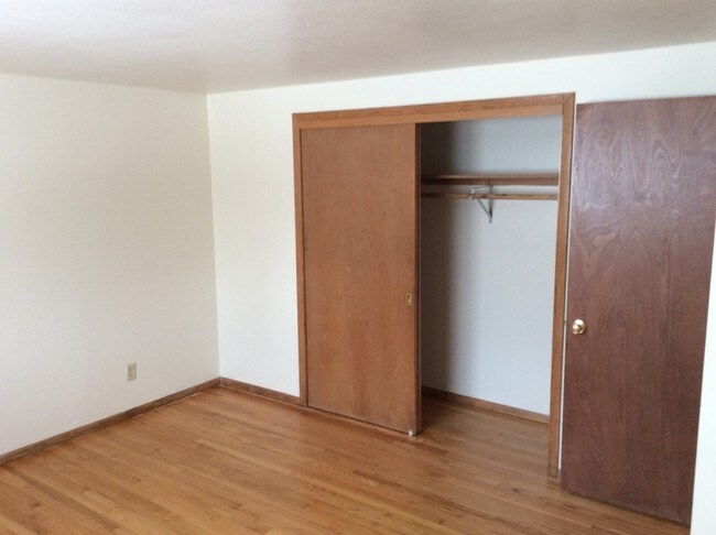 Building Photo - NEWLY AVAILABLE 3bd 1.5 bath TOWNHOME!