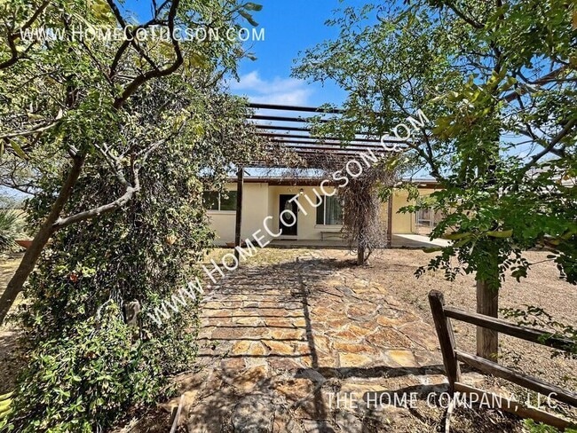 Building Photo - 2320 W Calle Grato