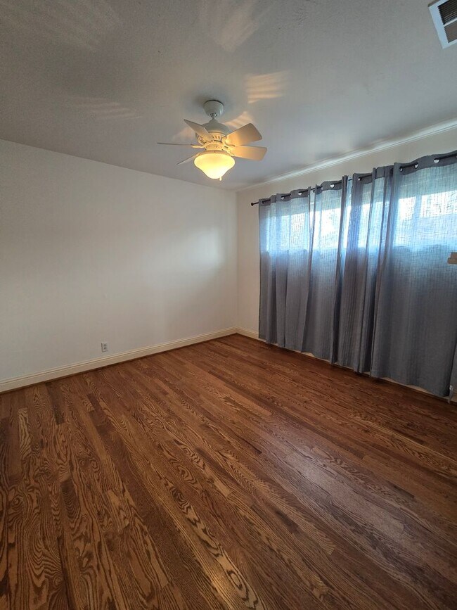 Foto del edificio - 4bd/2ba House with Attached Two Car Garage