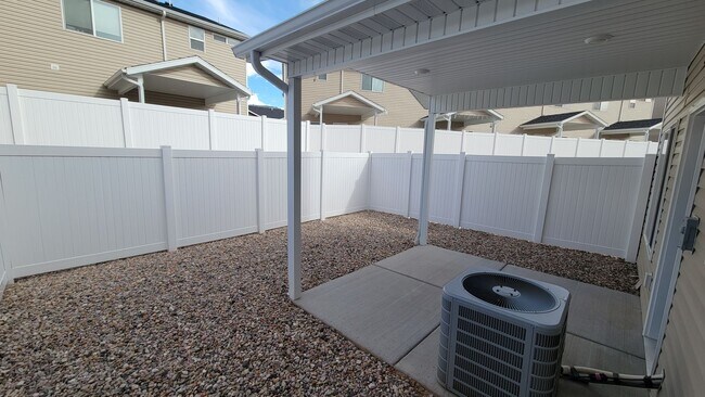 Foto del edificio - 3 Bed Townhome with Washer/Dryer/Fridge Av...