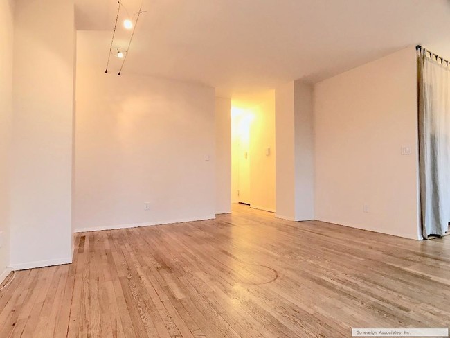Building Photo - 250 W 103rd St