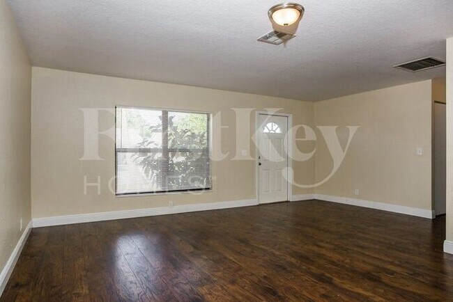 Foto del edificio - 5927 Ithaca Cir W