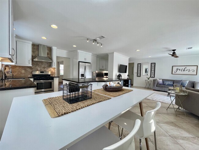 Foto del edificio - 5711 Belrose Dr