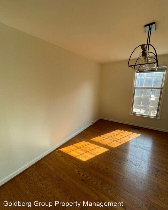 Building Photo - 4 br, 3.5 bath House - Thrush Court 7983 T...