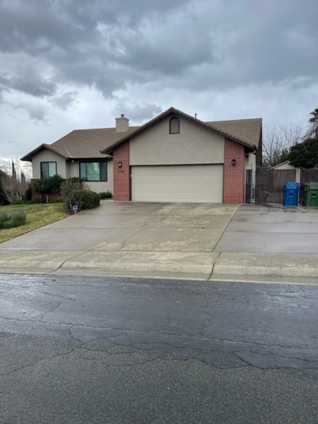 Foto del edificio - 3 Bedroom Located in Country Heights Subdi...