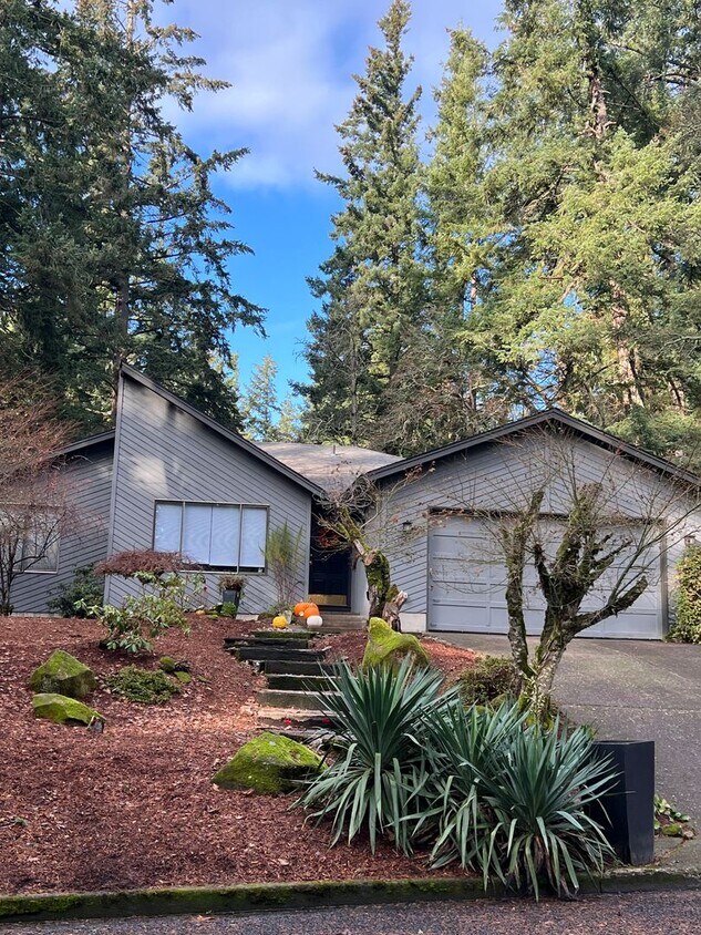 Large one level home with secluded backyar... - Large one level home with secluded backyar...