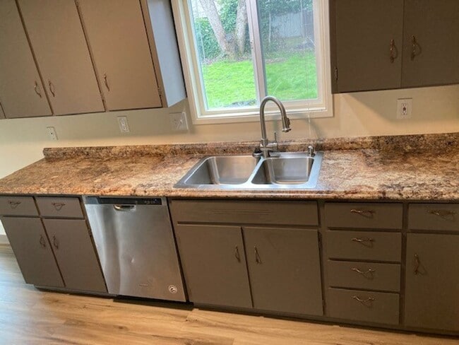 Building Photo - (OCK 5) Beautifully remodeled 2 bedroom/1.5 bath duplex