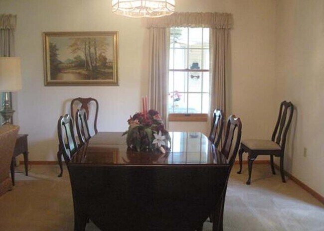 Área de comedor - 121 Clubhouse Cir