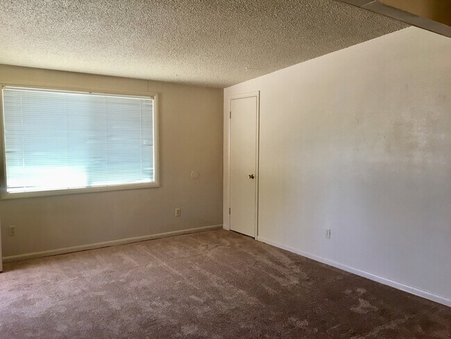 Building Photo - 2 bdrm, 1 bath duplex with yard and carpor...