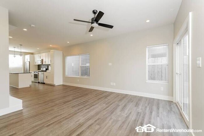 Foto del edificio - Stunning Custom Built 3 BR/2.5 BA home wit...