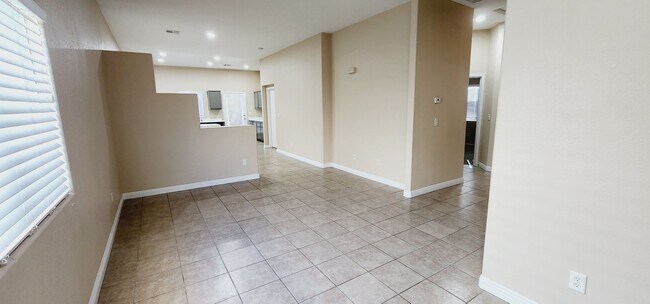Building Photo - A LOT OF NATURAL LIGHTING!!!