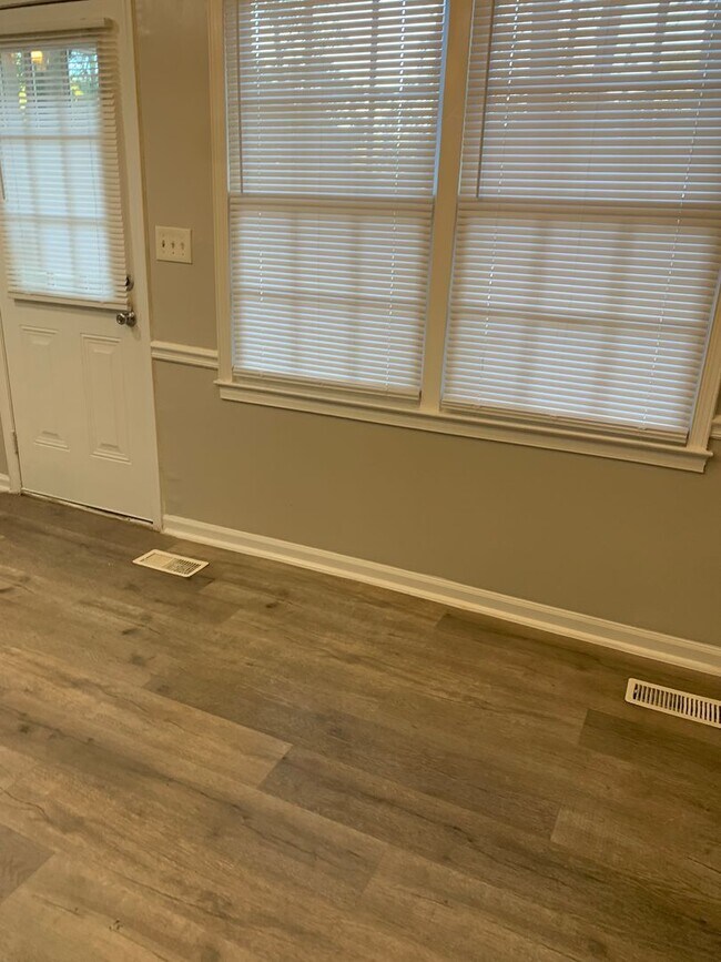 Foto del edificio - 3 BEDROOM BRICK RANCH WITH FENCED IN BACK ...