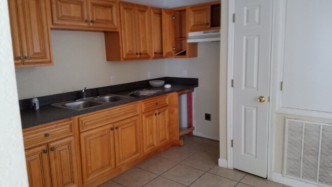 Building Photo - 3505 Kings Dr