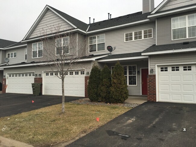 Building Photo - 2 Bedroom Townhome Available in Monticello!