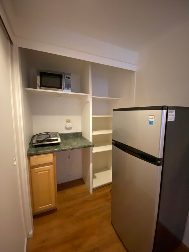 Zona de cocina pequeña (faltan horno de convección y freidora de aire) - 23531 Avenida La Caza