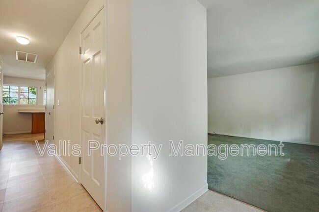 Foto del edificio - 3385 Camellia Dr S