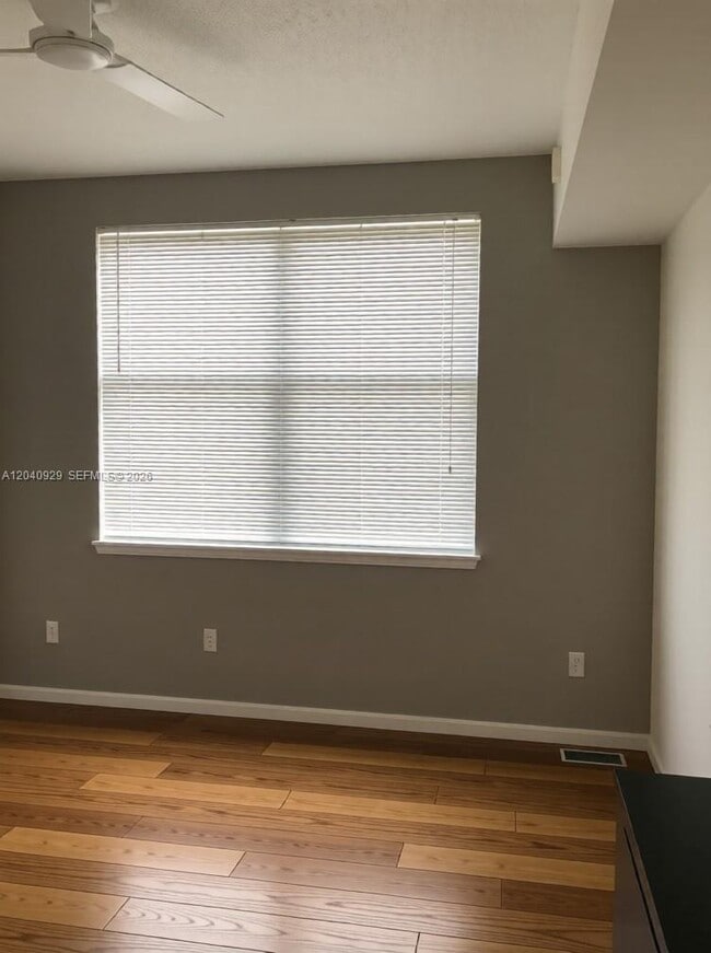 Foto del edificio - 17145 N Bay Rd