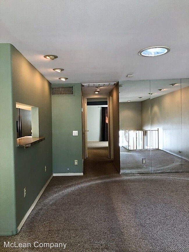 Building Photo - 575 W Racquet Club Rd