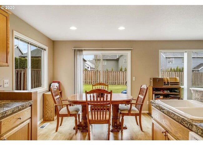 Building Photo - Desirable Willamette Landing Home on Bayshore