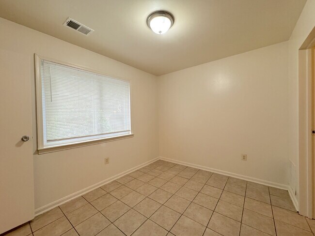 Building Photo - Charming Townhome in Prime Annandale Location