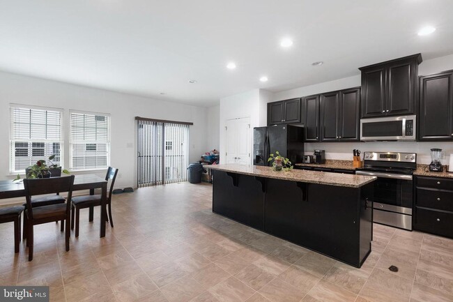 Foto del edificio - Middletown Crossing End Unit Townhome