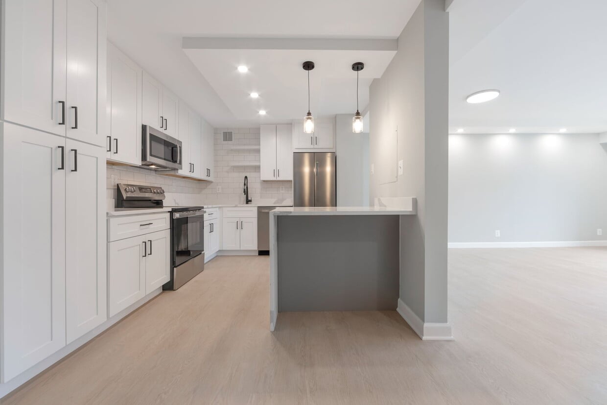 Photo - 205 Yoakum Pky (Alexandria, VA)