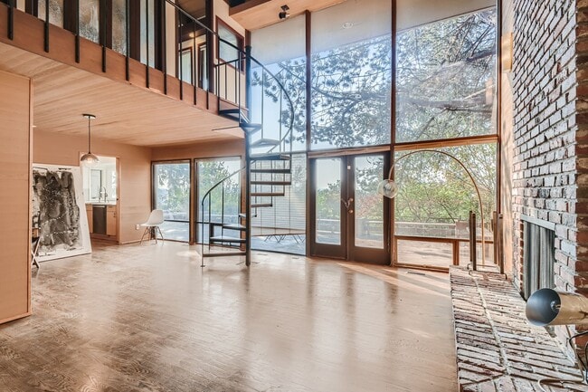 Building Photo - Stunning and Unique can't miss Kirkland Ho...