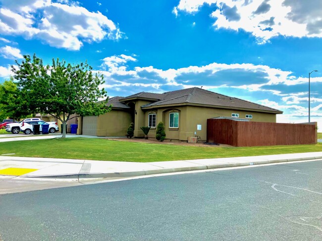 Front & Side - 725 Costa Alyssa Ct