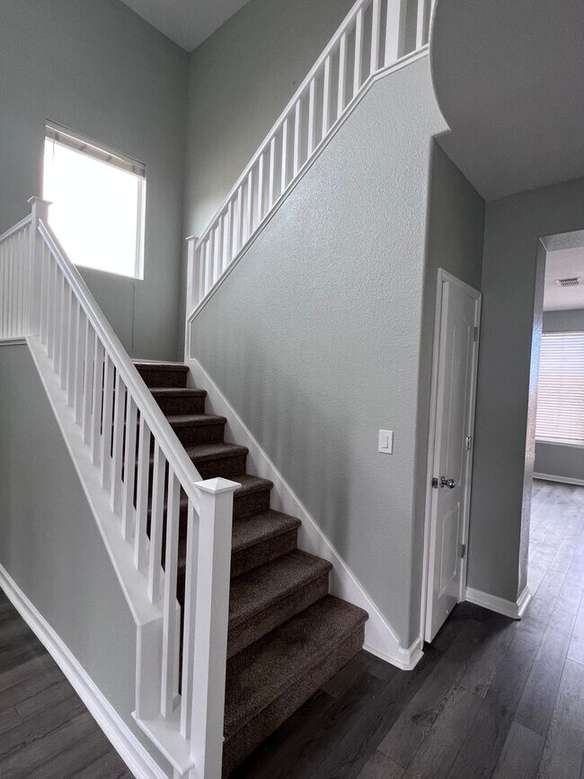 Building Photo - Large, Refreshed Shadow Lakes Home