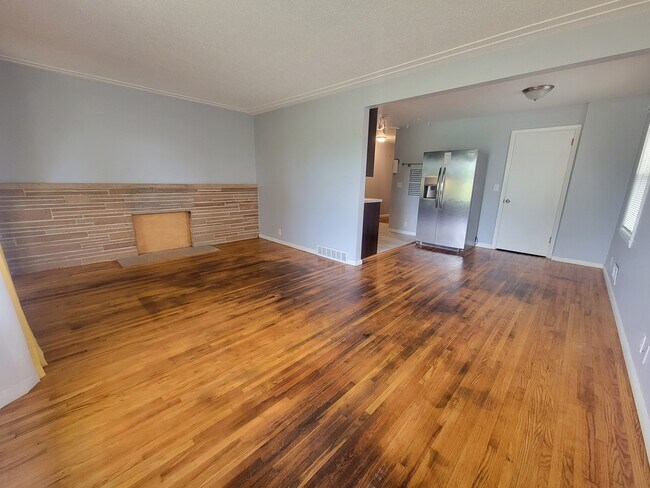Building Photo - 2317 W 58th St
