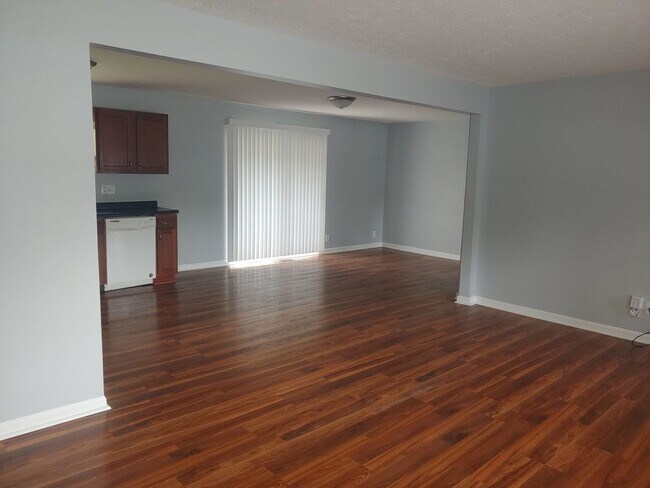 Building Photo - **SPACIOUS RANCH w/LARGE MASTER -WALK in C...