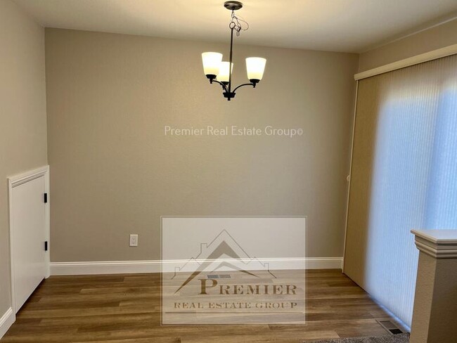 Foto del edificio - 7905 Lexington Park Dr