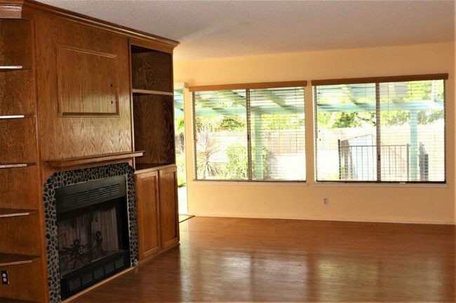 Foto del edificio - 869 Fowler Ave