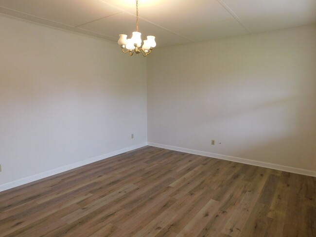 Building Photo - Newly Renovated 3 bedroom, 2 bath home