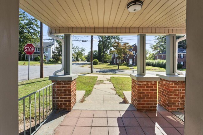Building Photo - 2844 Bon Air Ave
