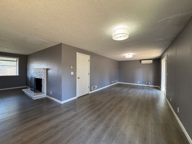 Building Photo - 3 Bedroom 1 Bath in Churchill Neighborhood