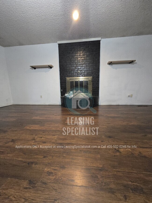 Building Photo - Charming Yukon 3 Bed 2 Bath Home