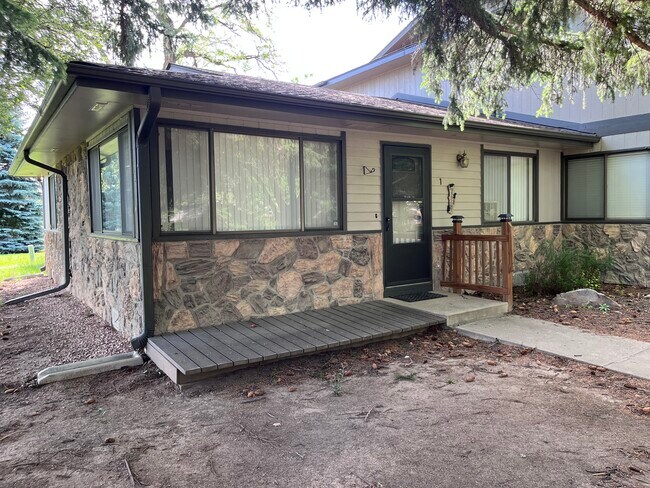 Building Photo - 2600 Parklake Ct
