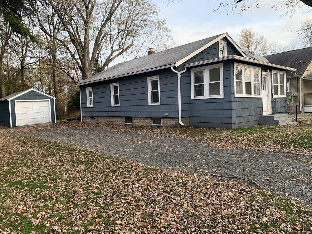 Primary Photo - Three bedroom house for rent in Plainville