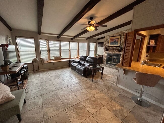 Building Photo - MUST SEE! 3 bedroom / 2 bathroom Home Near...