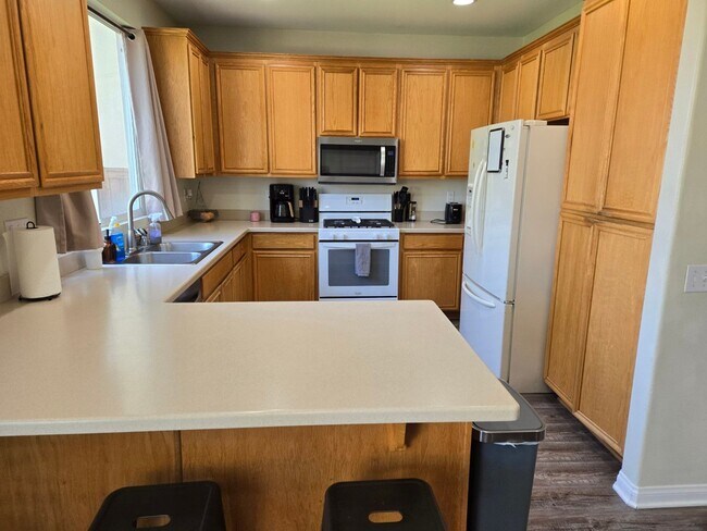 Foto del edificio - 4 BR 2.5 BA detached modern single-family home.