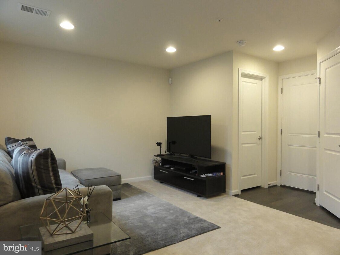 Primary Photo - 606 N Atwater Dr