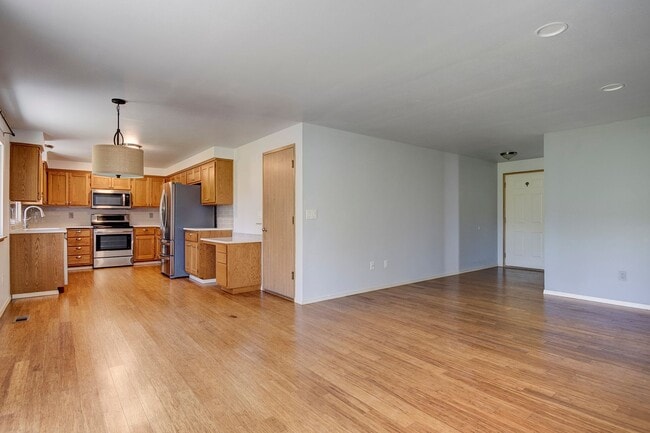 Building Photo - 3 Bed 2 Bath Home near Town