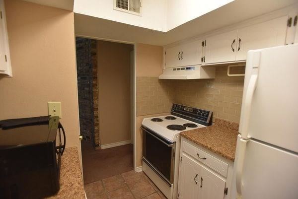 Building Photo - 2121 Fountain View Dr
