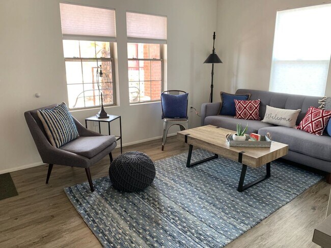 Foto del edificio - 1030 E Polk St