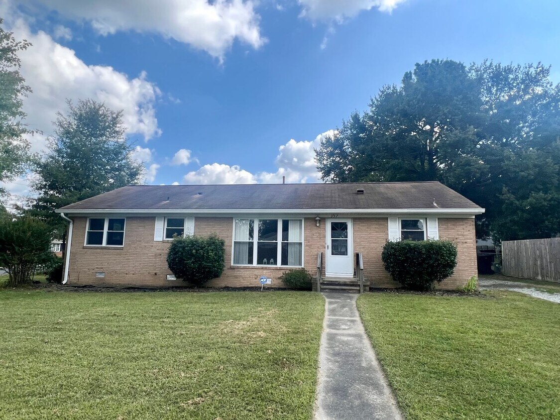 Three bedroom, 1.5 bath house in Burlingto... House Rental in Burlington, NC