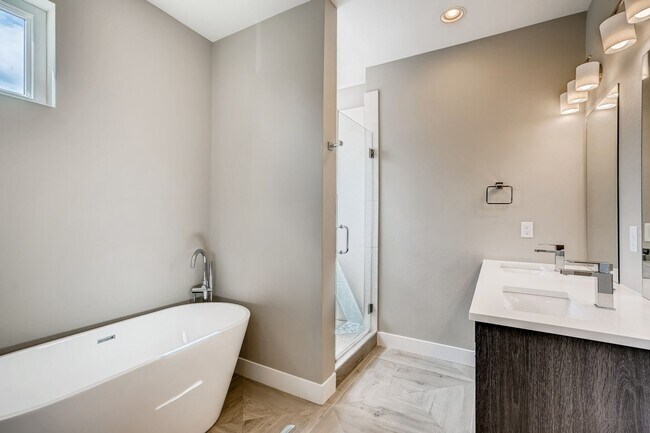 Building Photo - 3 Bedroom Townhome for Lease!