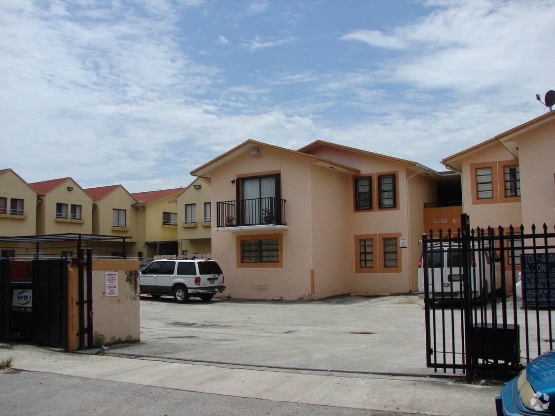 Foto del edificio - 5760-5764 W 25th Ct