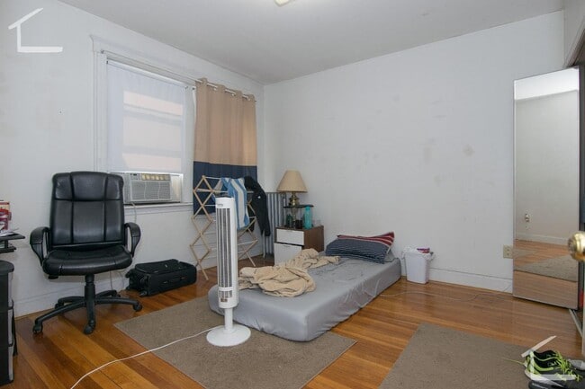 Building Photo - 9/1 Spacious top floor 4BR/2BA with heat inc, balcony!